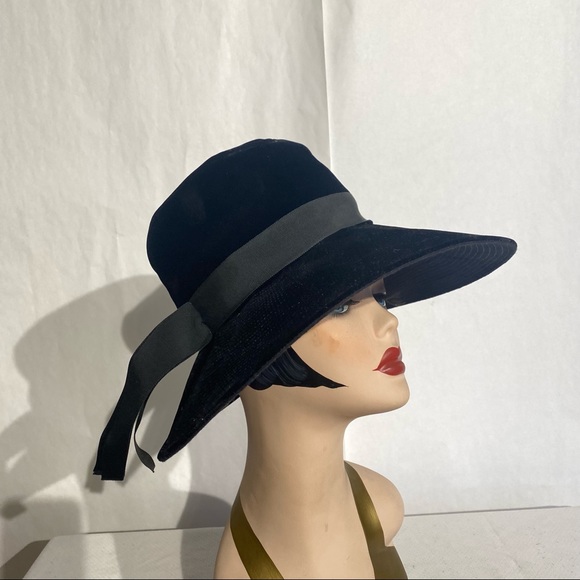 VINTAGE BLACK VELVET HAT - Picture 4 of 14